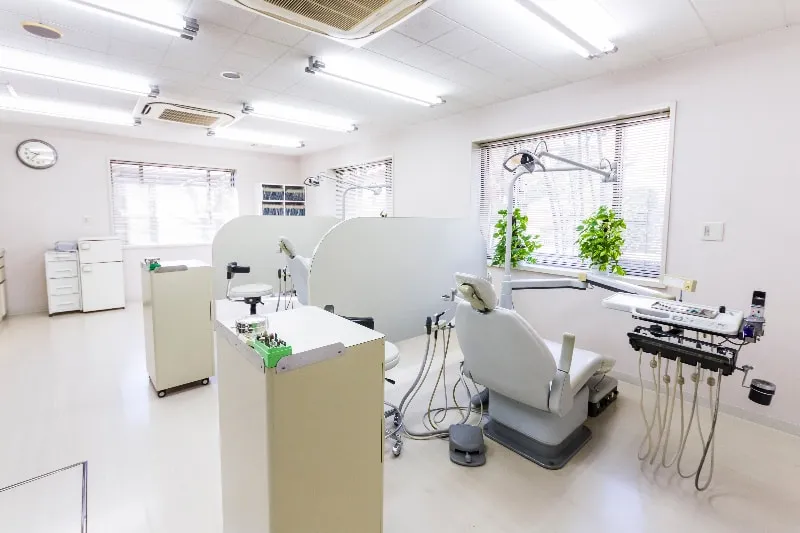 大きな窓が印象的な、広々と明るい診察室